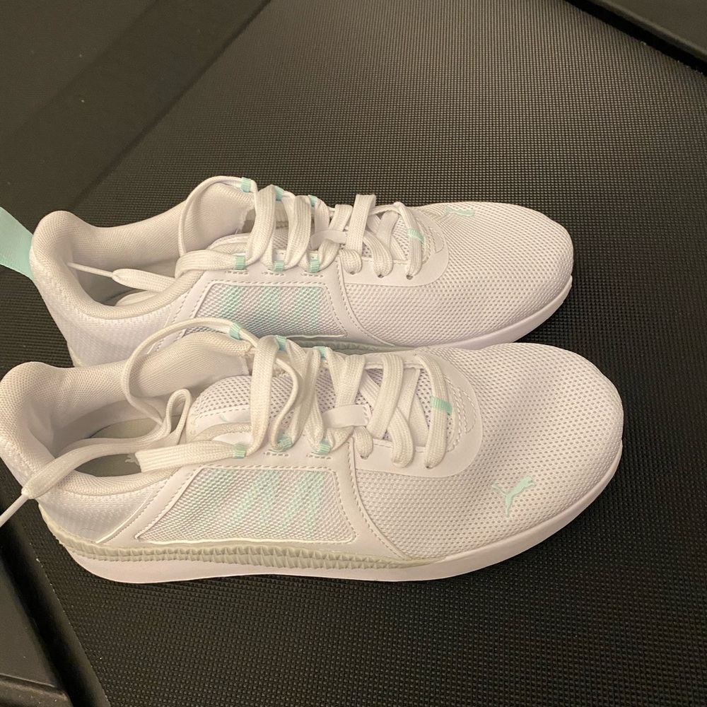 New Women’s Soft Foam Puma Sneakers, Sz 8